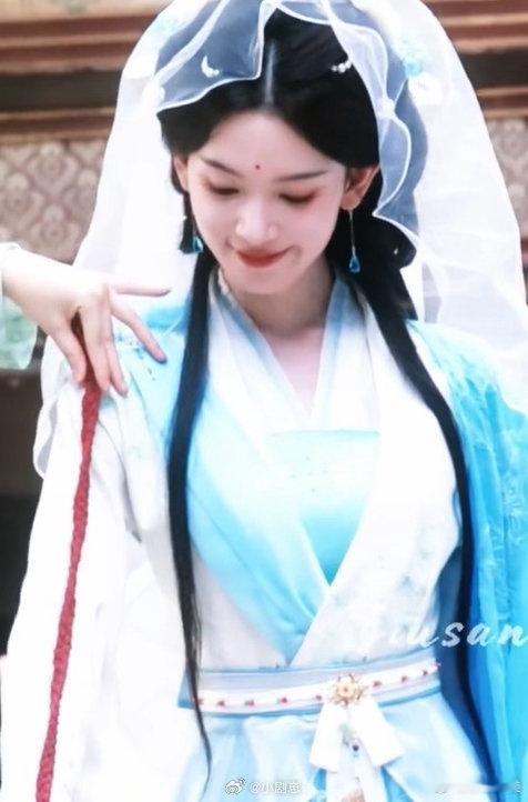 陈瑶这头纱直接封神女我的天，陈瑶这个头纱造型也太绝了吧，那种清冷的仙女味儿一下就