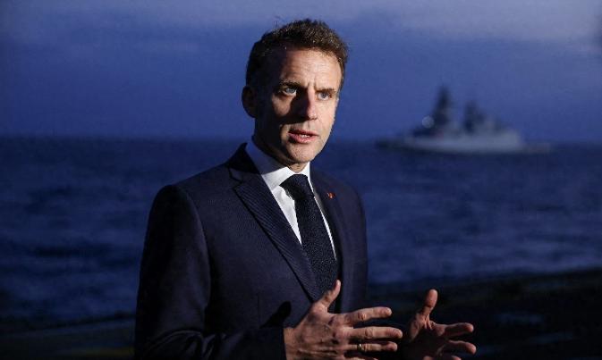 马克龙夹在中间，一边试图通过外交途径调解，和伊朗总统通电话呼吁缓和局势，强调通过