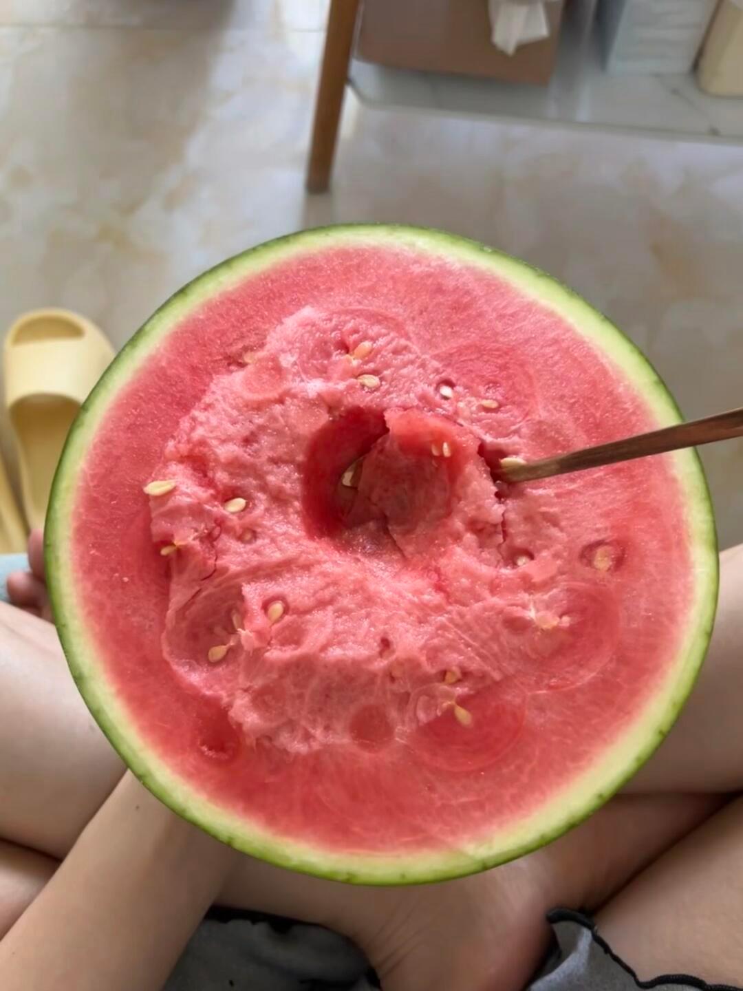一个月几千块钱, 根本根本存不到钱,大部分人每天做着重复的事情,直到青春耗尽,然