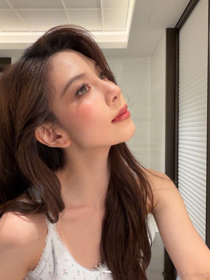 宋妍霏甜酷拽姐宋妍霏行走穿搭模板作为公认时髦精，宋妍霏精准拿捏甜酷平衡点，宋妍霏