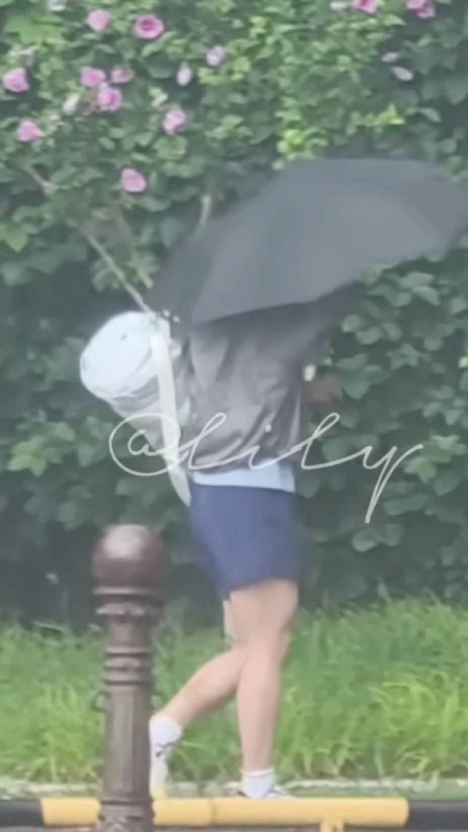 终于看到心心念念的人了，
她因伤退赛了，
看到这个冒雨上下训的身影，
惟愿她健康