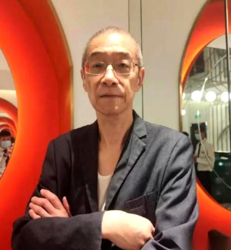一个镇上所有的酒店，把他拉黑了。
一个69岁的老头，拉着行李，守着医院里96岁、