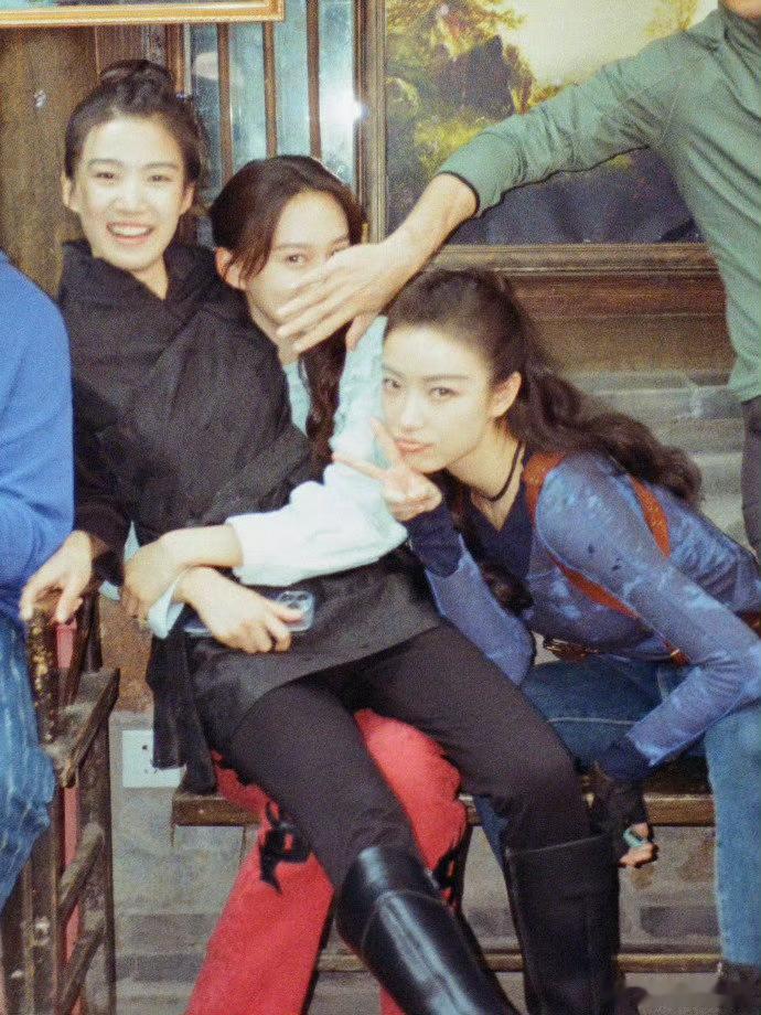 卢昱晓把倪妮摇来了 卢昱晓、倪妮早是好姐妹！卢昱晓摇来倪妮打call，多年姐妹情