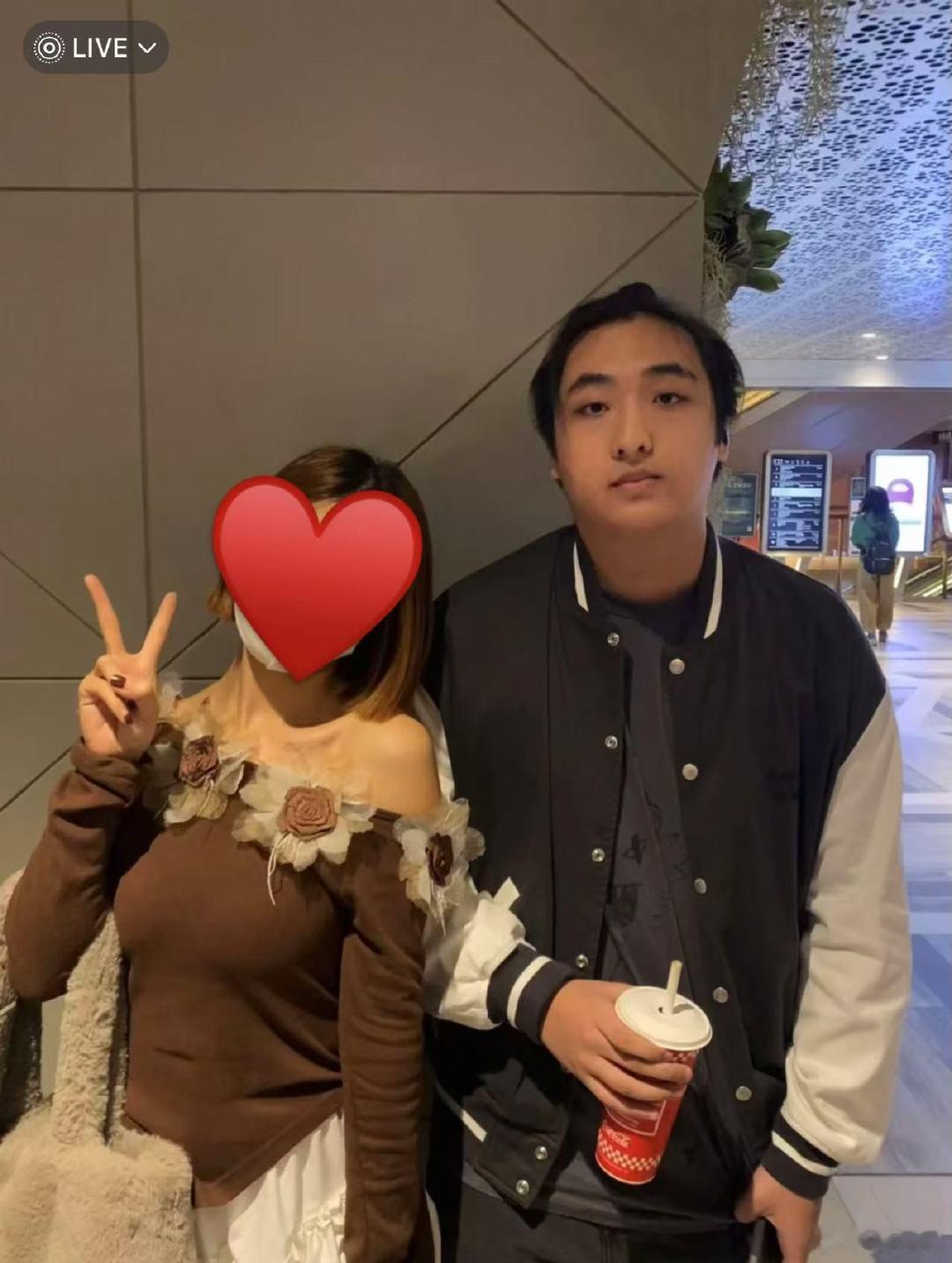 16岁费曼身高  网友香港偶遇费曼，16岁身高有一米八了吧[吃惊]  