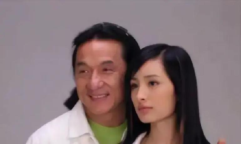 成龙给17岁杨幂塞五万那天，我刚好在片场当群演。

广告拍完制片只给杨幂两千，小