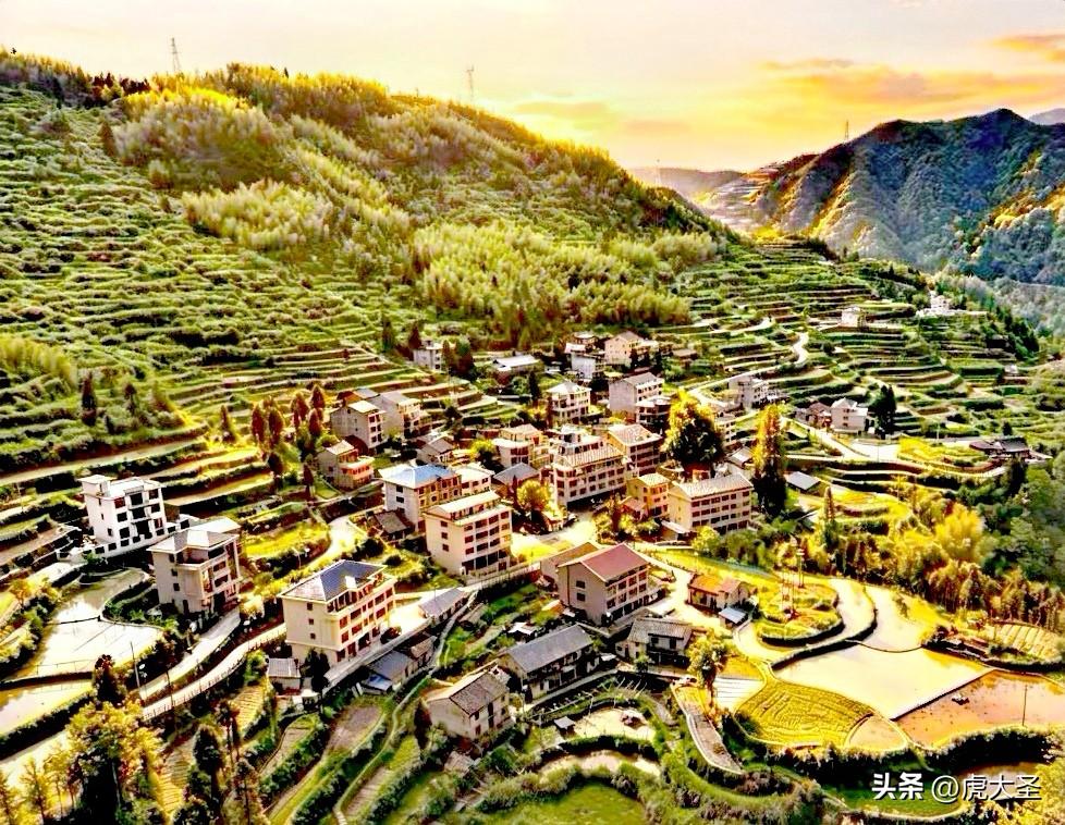 农村那梯田、别墅、大山融为一体的景色，真的太绝了！就说浦城县枫溪乡，海拔800多