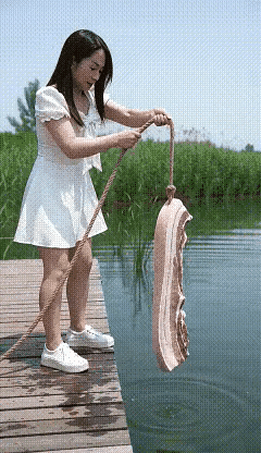 像美女这样钓小龙虾太浪费。
我们在乡下钓小龙虾就是捡一截别人扔掉的鸡肠子挷在绳子