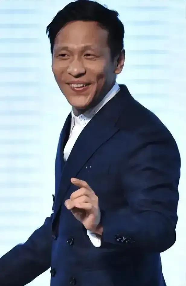 宋小宝于综艺里参与童年游戏，表现颇为亮眼。在丢沙包时，他身形矫捷，躲避与反击皆精