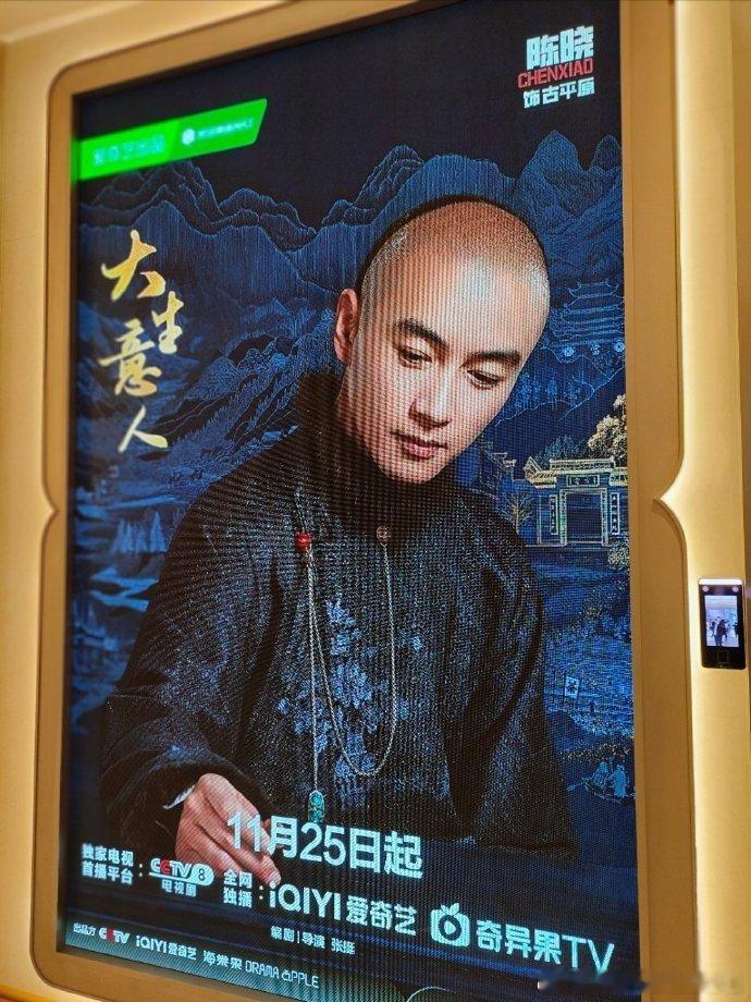 孙千的校园风造型好灵动～ 本来冲着颜值去的，结果被片子里的妆造反差笑到不行 