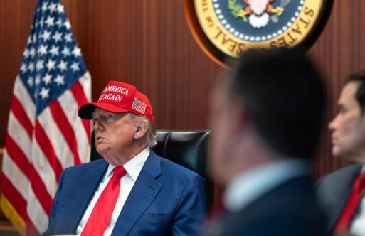 这一次特朗普终于保持了清醒，美军想抢伊朗命脉小岛，特朗普直接叫停：这仗打不起。