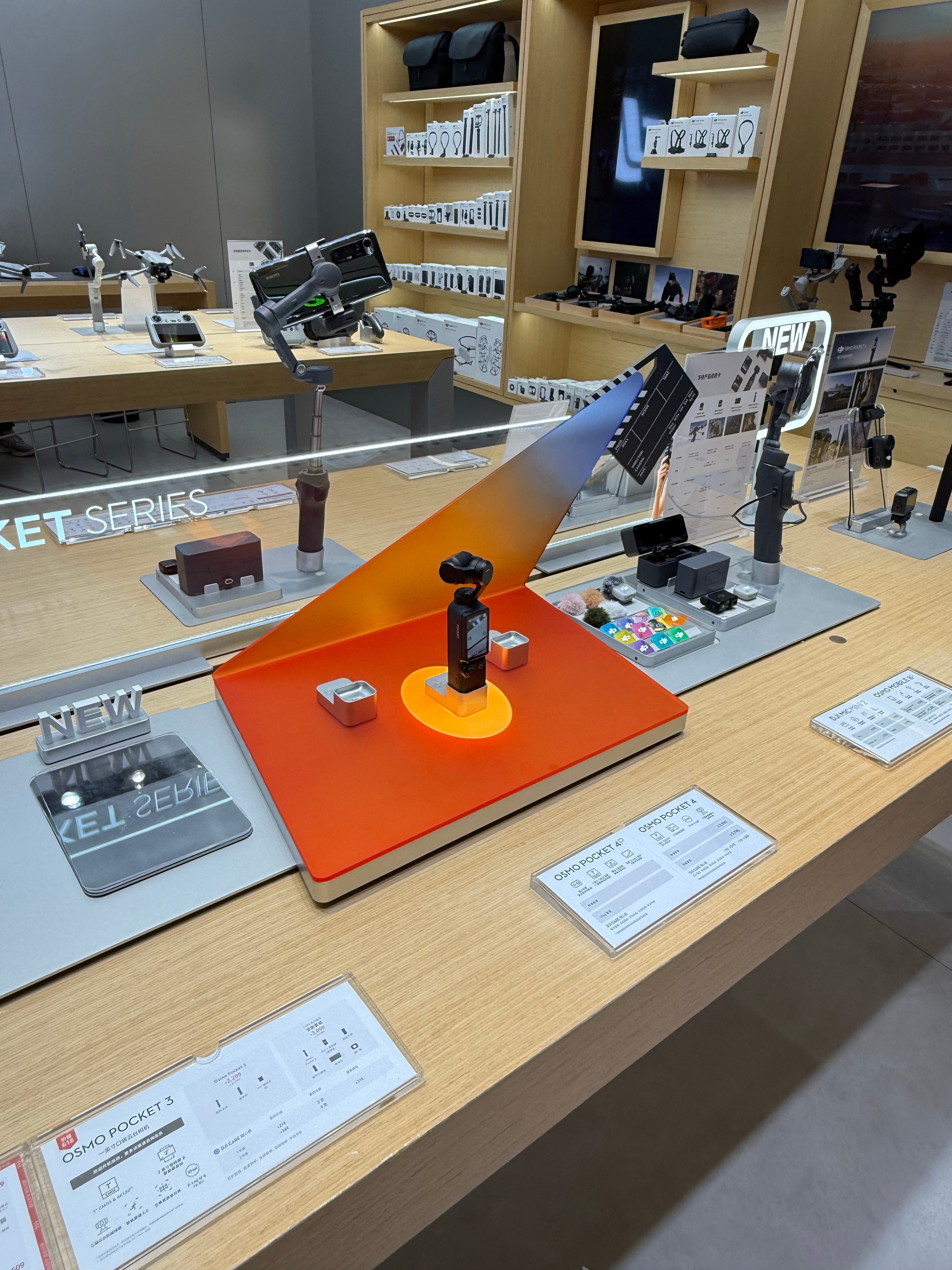 已预订大疆Pocket 4P希望不要让我失望展台物料都已经准备好了今晚发布，发售