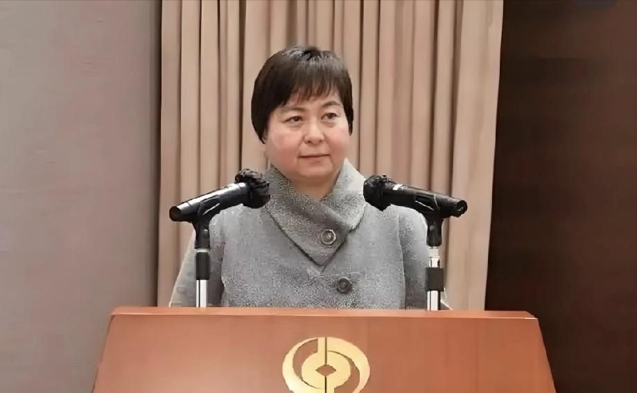 现在最伤心的人，
估计就是何猷君了吧，
他最爱的姐姐何超蕸离开了，虽然是同父异母