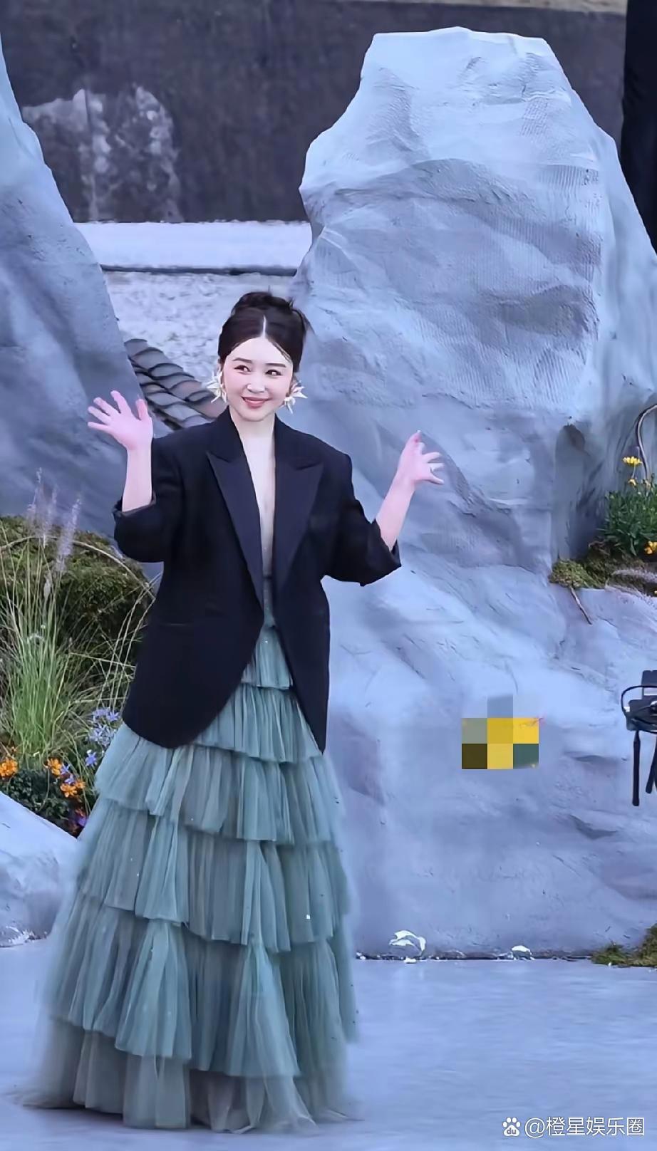 阚清子产后首次亮相红毯，也是真够拼的，去年年底被曝怀孕生产，随后又被传出孩子不太