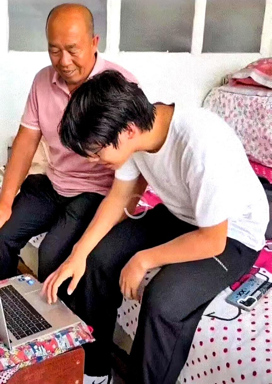 高考查分那一刻，屏幕上蹦出个0分，你敢信吗？
换谁都得当场心凉半截，尤其旁边还坐