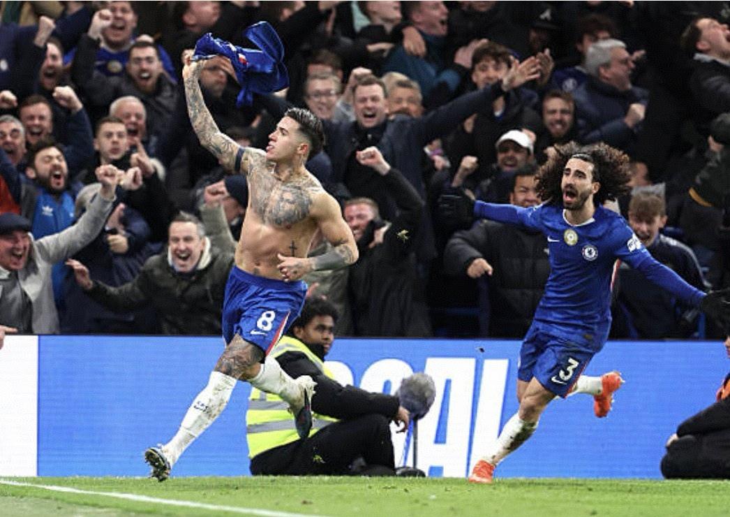 全场补时阶段恩佐接佩德罗传中推射破门，随后脱衣激情庆祝，这个进球帮助切尔西3-2