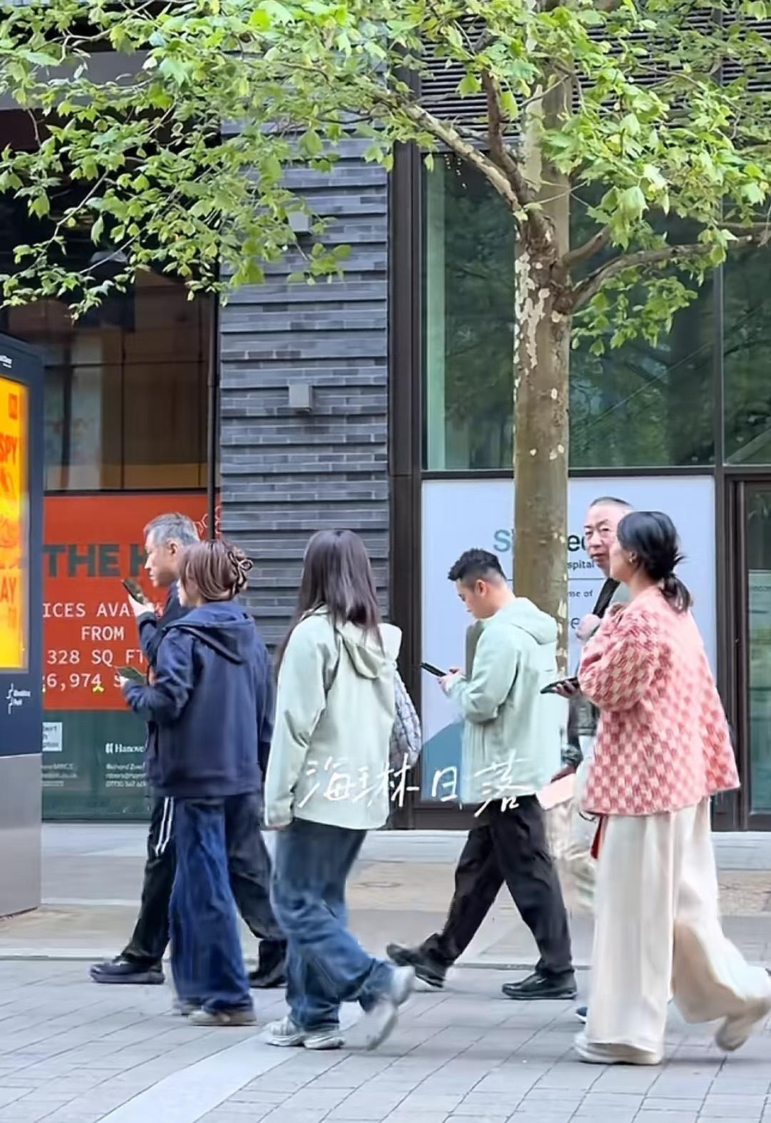 太好了，北京队的张雷教练和关指导自费来伦敦“探班”王楚钦！
5月4日，伦敦团体世