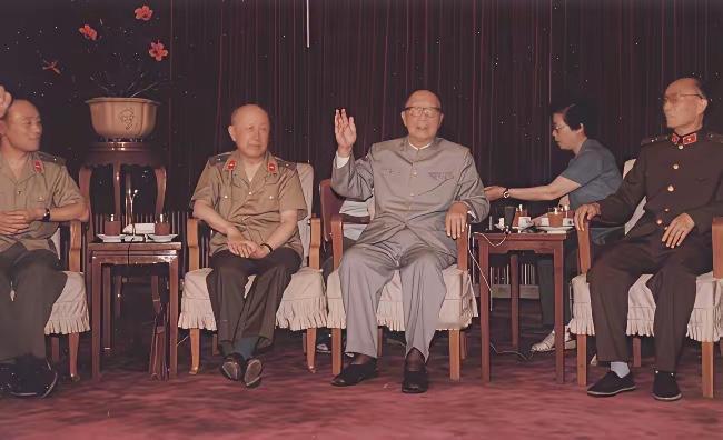 1986年航天事业创建三十周年，张爱萍、钱学森专程看望聂荣臻元帅，留下这张珍贵合