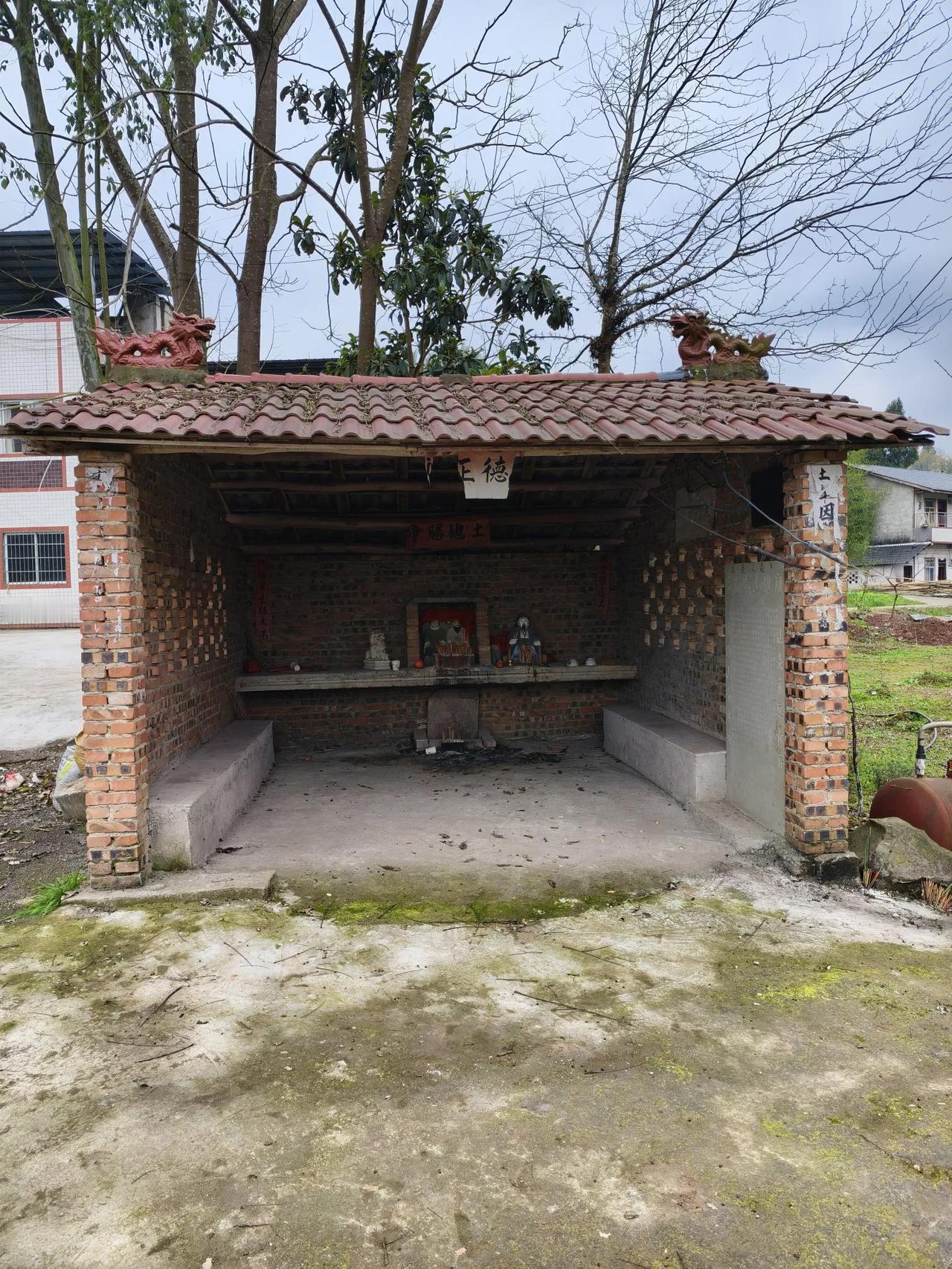 拜土地庙
       ——南木子
黄桷桥见土地庙，
有人来拜把香烧。
风调雨顺