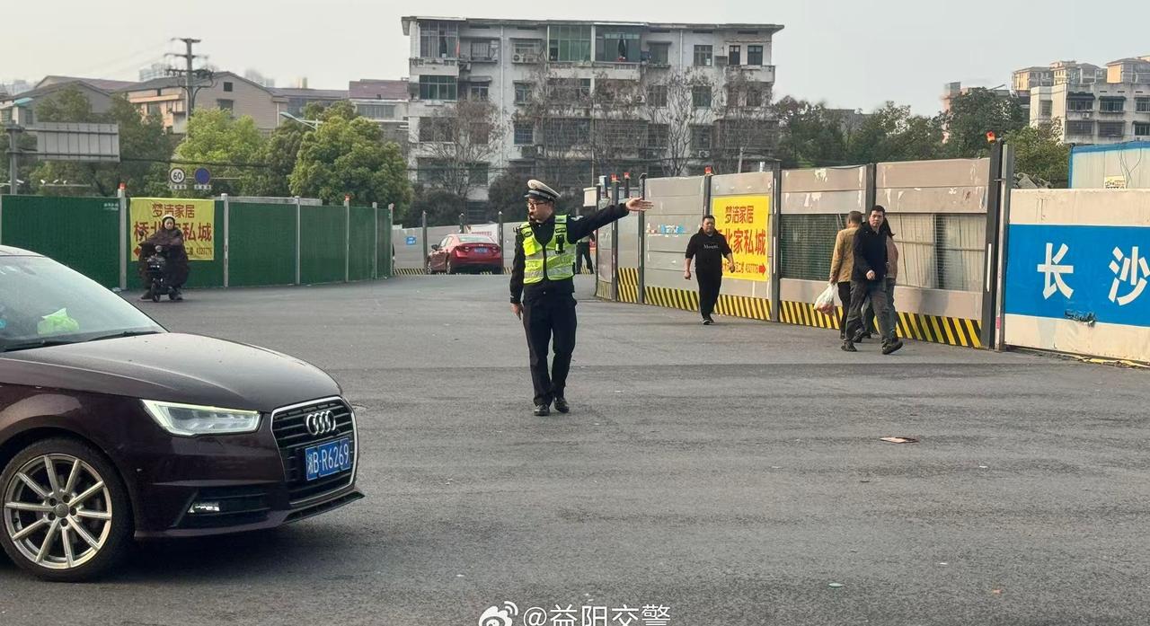 【全力疏堵保畅通，坚守一线护平安】湖南交警在行动 自益阳市资阳区桥北广场封闭施工
