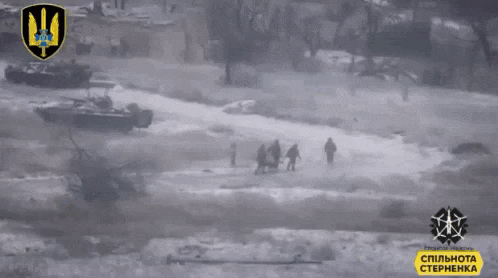 4名俄军士兵护送1名受伤队友撤离阿夫迪夫卡战场途中，遭到乌军无人机袭击，仅放过1