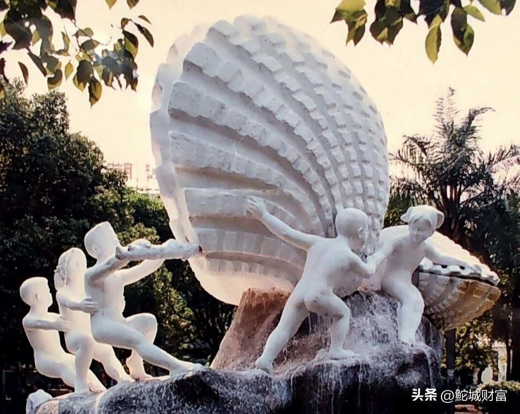 跟同学聚会和朋友吃饭，总想多说一点话感觉不说出来，刷刷存在感。
结果呢？说了半天
