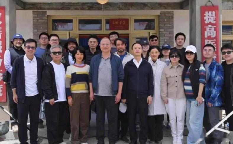 杨紫胡歌在哪杨紫胡歌生命树合影  两位看起来已经完全融入当地了哈哈哈 ​​​