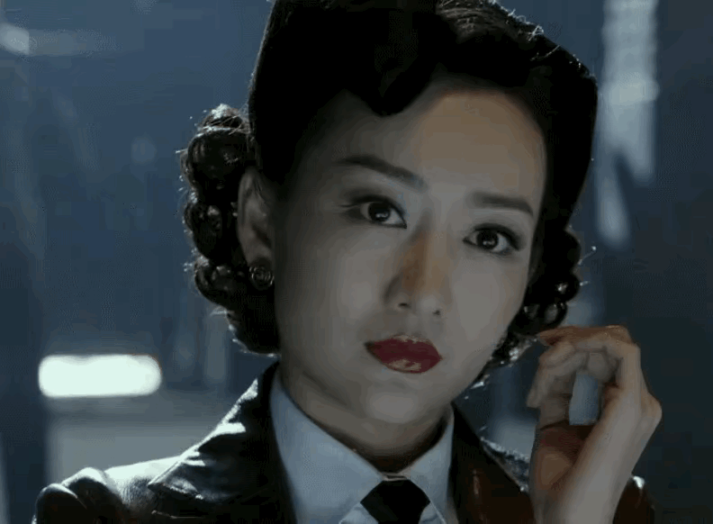 我觉得杨幂演的更好！特别像女特务，王鸥演的不像女特务，有点像地下党。首先得看这个