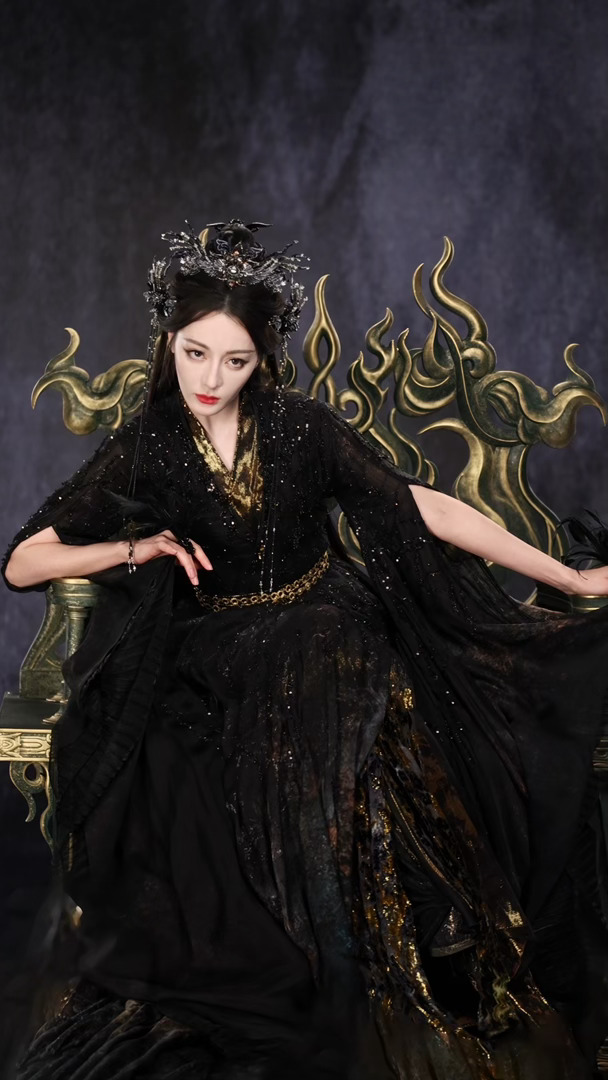 迪丽热巴贺思慕蛊商极高谁还没被迪丽热巴贺思慕蛊得神魂颠倒!!!红衣娇俏撩人，黑衣