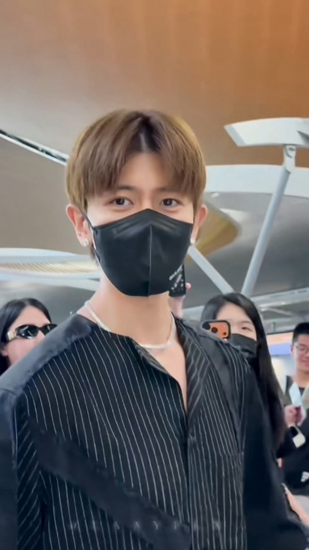 任嘉伦青岛应援痛街开灯好壮观人动，心动💞已经迫不及待的奔向嘉园，青岛红房子我回