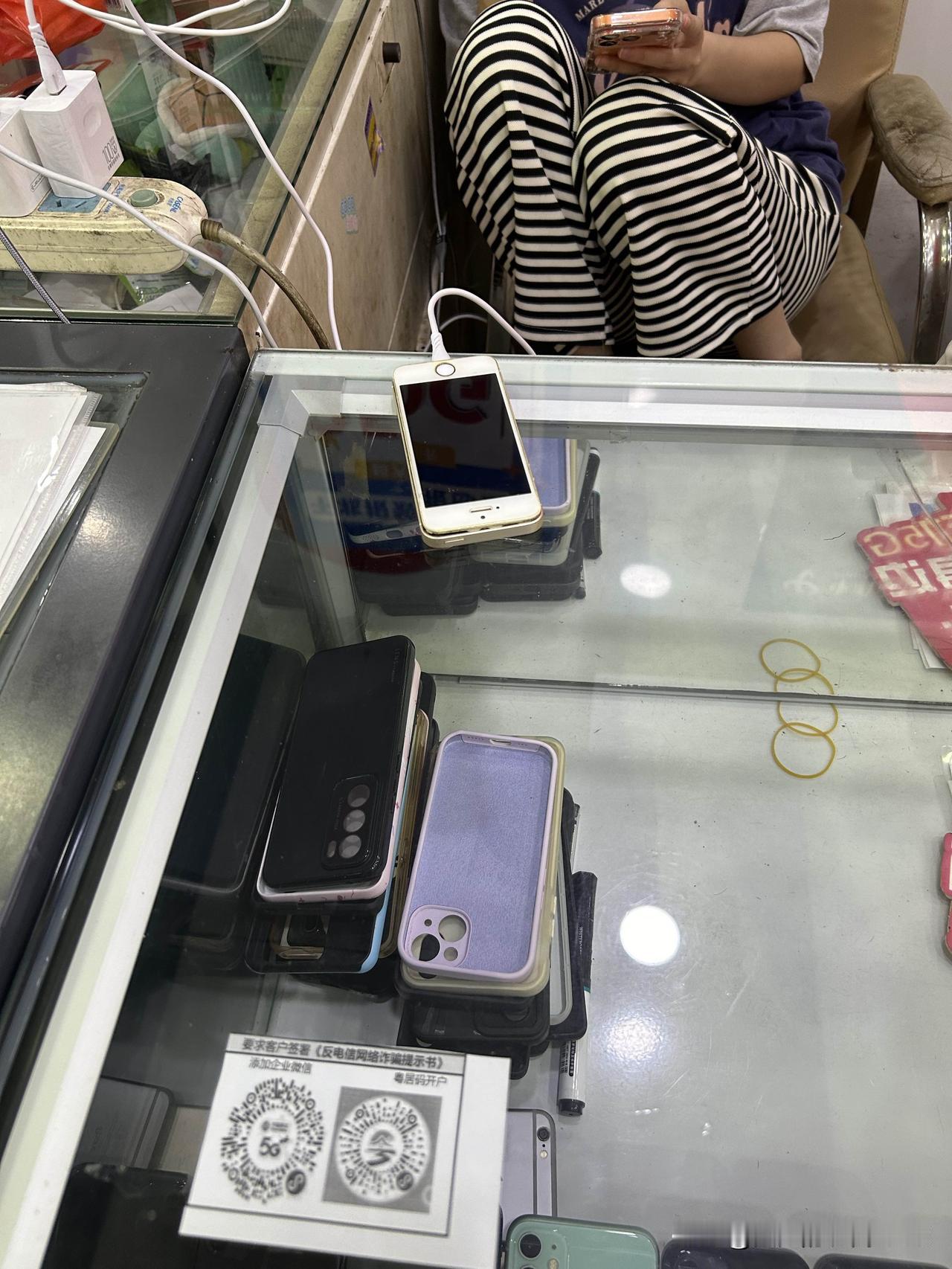 我2017年2月份买的iPhone SE今天去换了个电池，花了120元。手机太老
