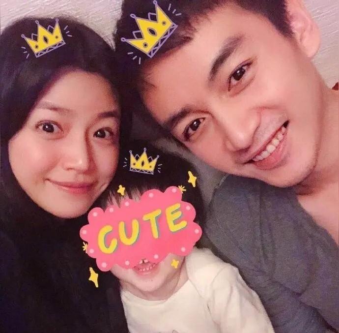 手机掉在出租车后座。
娱记捡到，亲自送回。
陈妍希接过，屏幕还亮着。
那时，她零