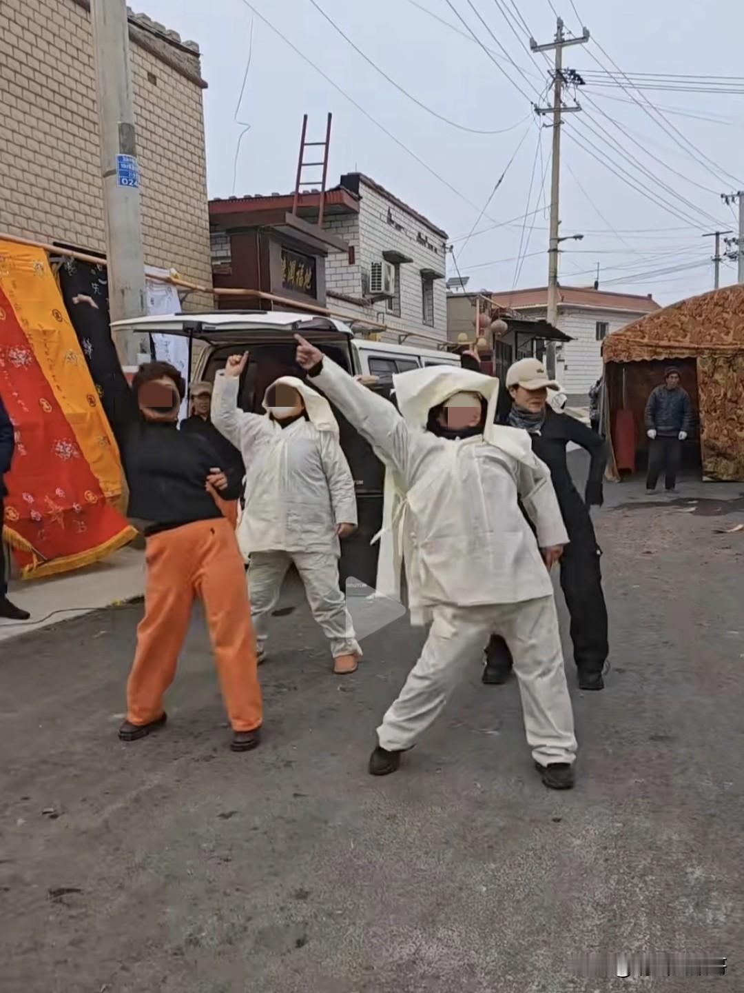 真是大开眼界了，还在披麻戴孝呢，就能在现场来一段即兴舞蹈，就算是喜丧也没这么搞的