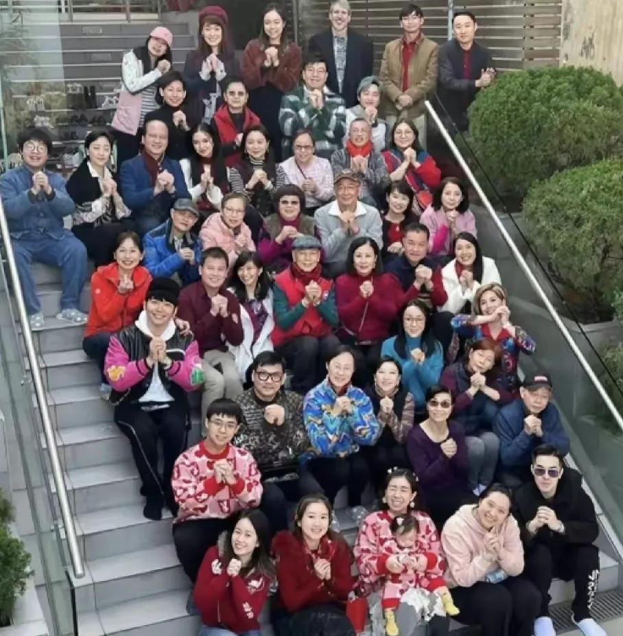 76岁的汪明荃
还活跃在娱乐圈中
像一只勤劳的小蜜蜂依然没退休
不得不让人佩服

