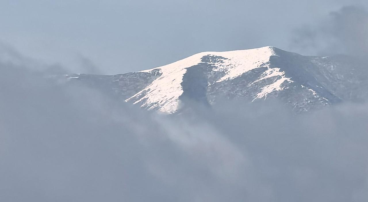 分享一张山景照片雪落岷山，银装素裹，给农民精心耕种的土地地增添了如诗如画的韵律感