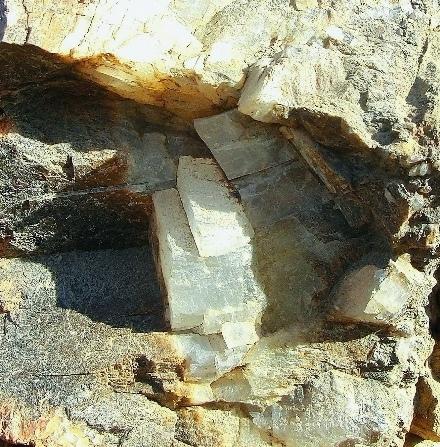 跑野外看岩层很有意思，敲石头、看层理、找节理、慢慢就能读出这片土地亿万年前的故事