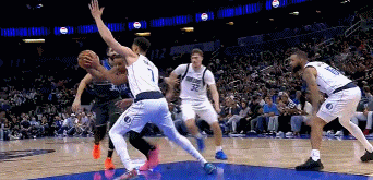 状元之威！弗拉格送贝恩一记排球大帽！
在今天NBA常规赛独行侠对阵魔术的比赛中，