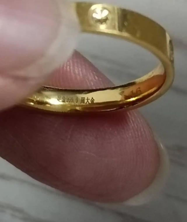 藏不住了！
3月29日，江苏泰州吴女士曝光，其2月在周大生门店花费7300元购买