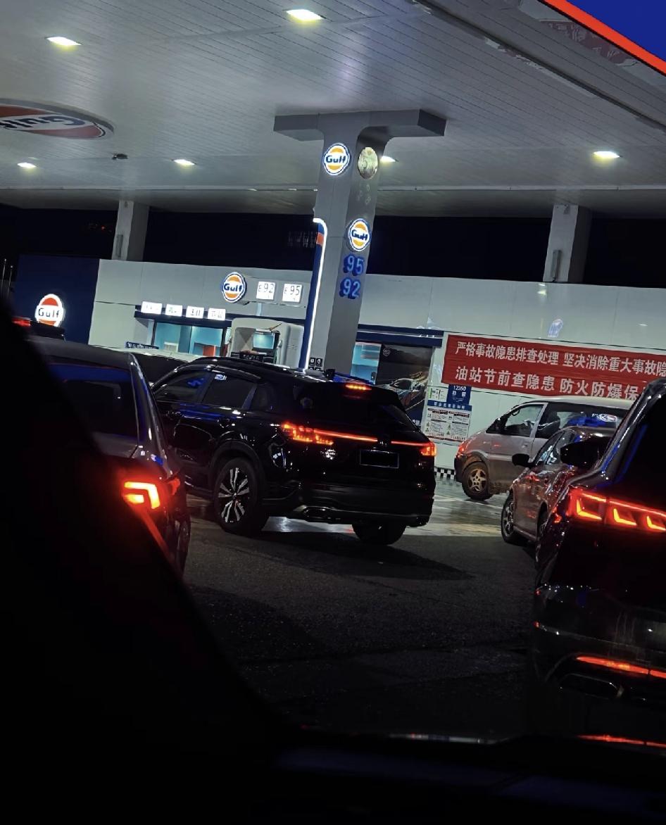 连夜排队加油，明日涨幅不小啊！

燃油期货一周上涨了55%，接近疫情时期的价格了