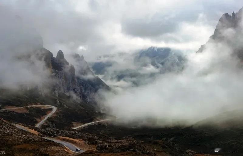 看看你在雪景里拍的照片小独库公路上拍的照片，浓雾中雪山壁峰时隐时现，一条路像飘带