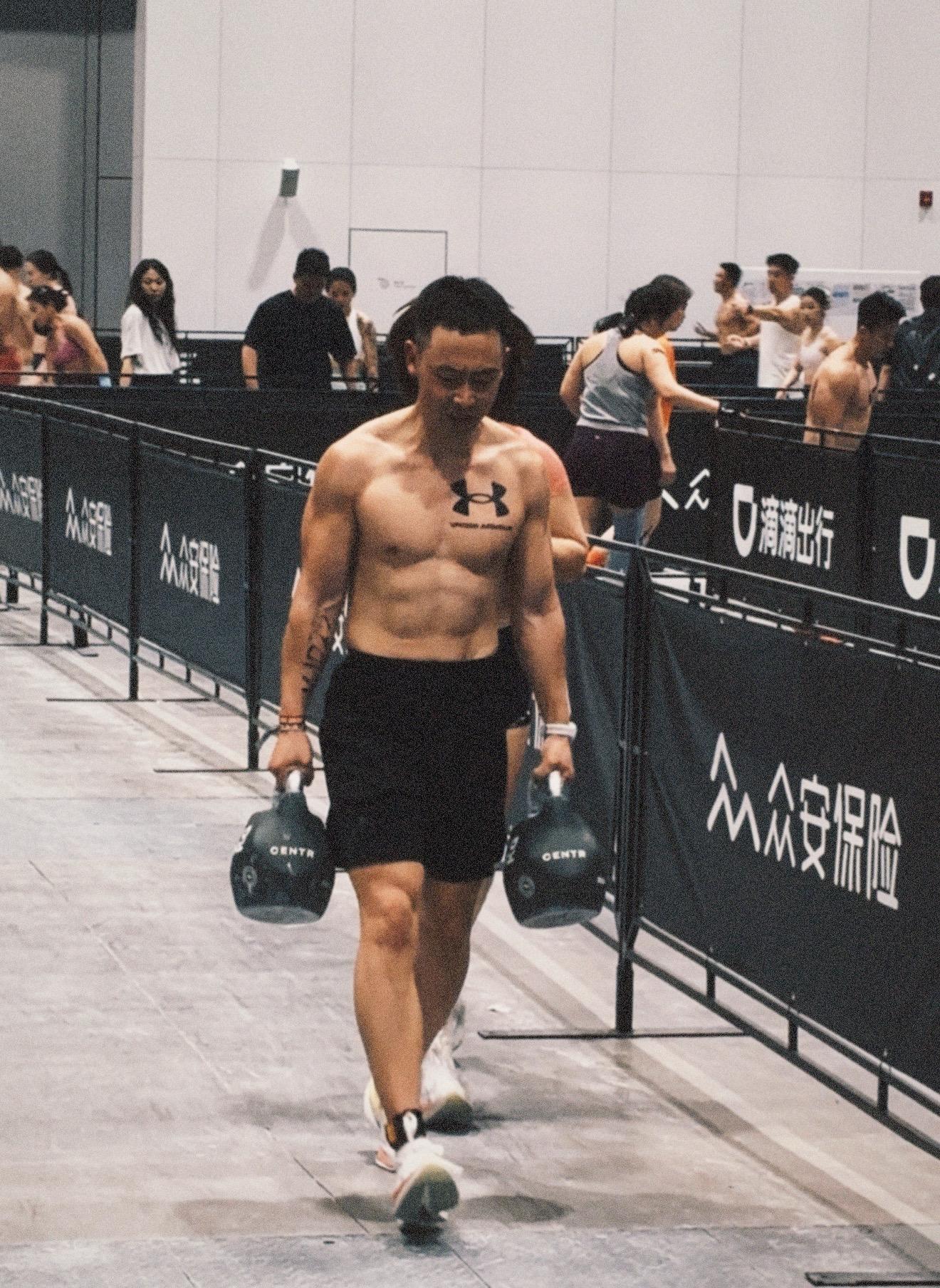 带会员哥去干HYROX了！ 满打满算只练了两个月，别人是来比赛的， 我...