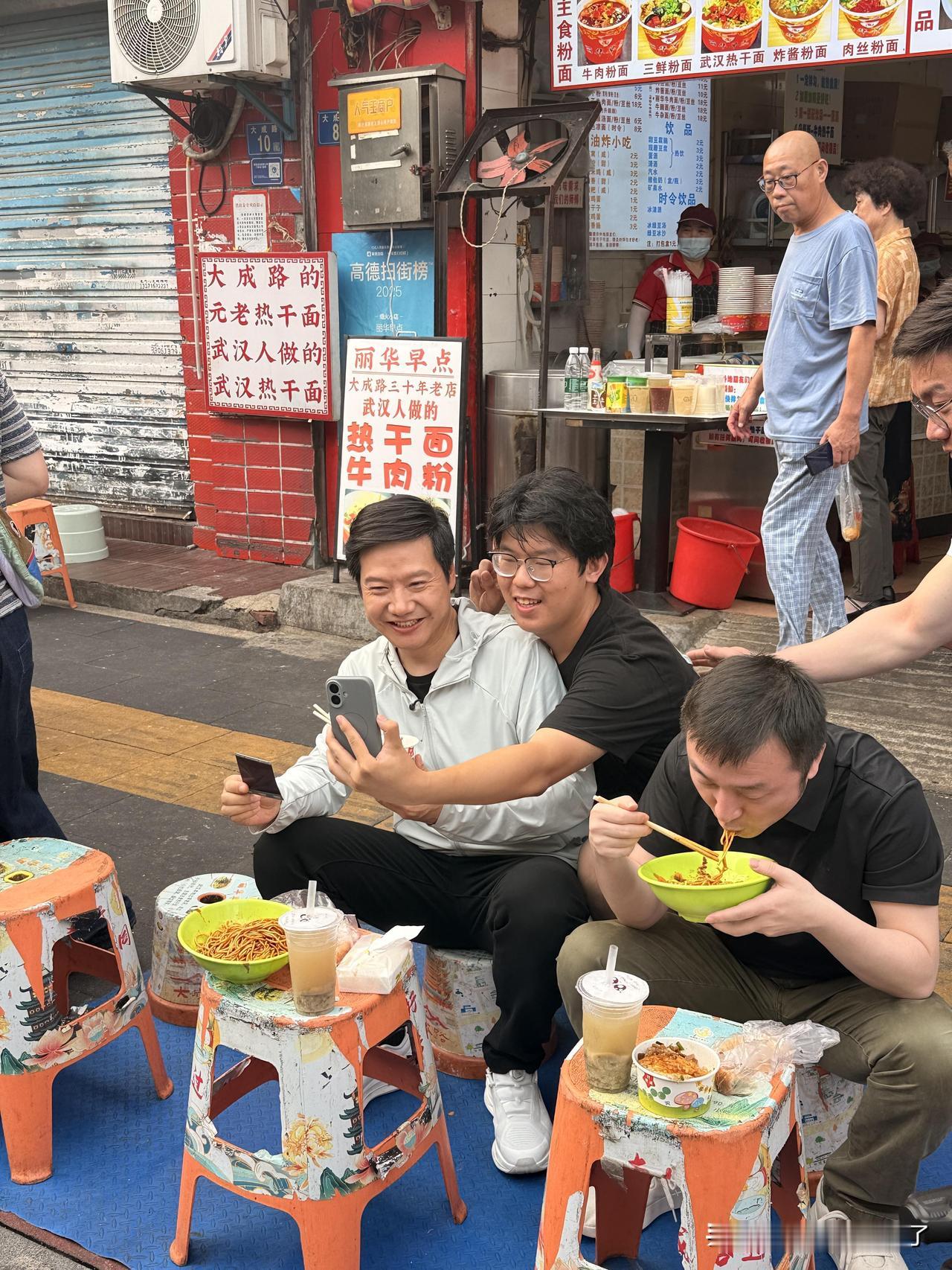 在网上谁都要来吐槽一下雷军，骂一下小米，因为有流量…但现实生活中有几个年轻人不想