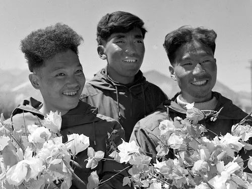 1960年5月25日，中国登山队（王富洲、贡布、屈银华）首次登上珠穆朗玛峰。这是