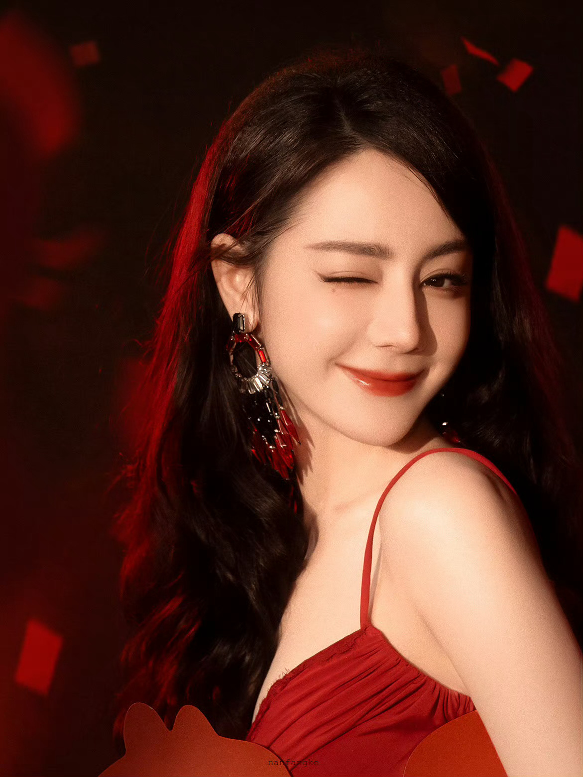 迪丽热巴新春大片，红到你喽 ~谁给迪丽热巴化的妆