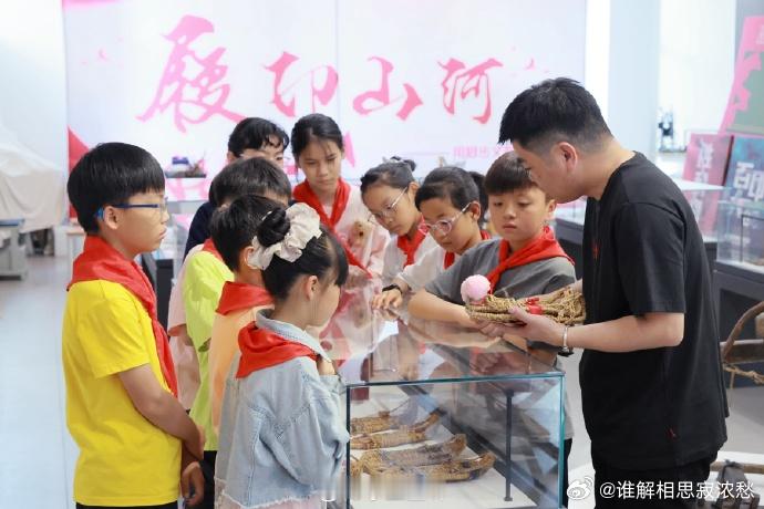 台州学子在指尖触摸红色精神近日，浙江温岭温小履鞋文化展览馆开展了“鞋文化进校园”