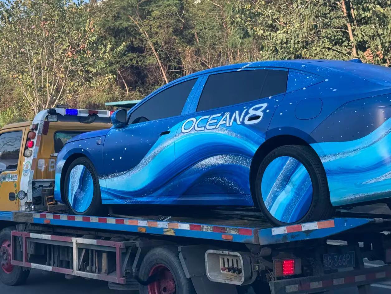 最近比亚迪新车节奏是真的快，海洋网8系轿车伪装车，也被网友拍到了。这个谍照看起来