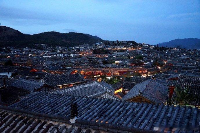 丽江古城，青砖黛瓦、灯火阑珊，你喜欢吗？云南旅行丽江旅行游记  via: 背包旅