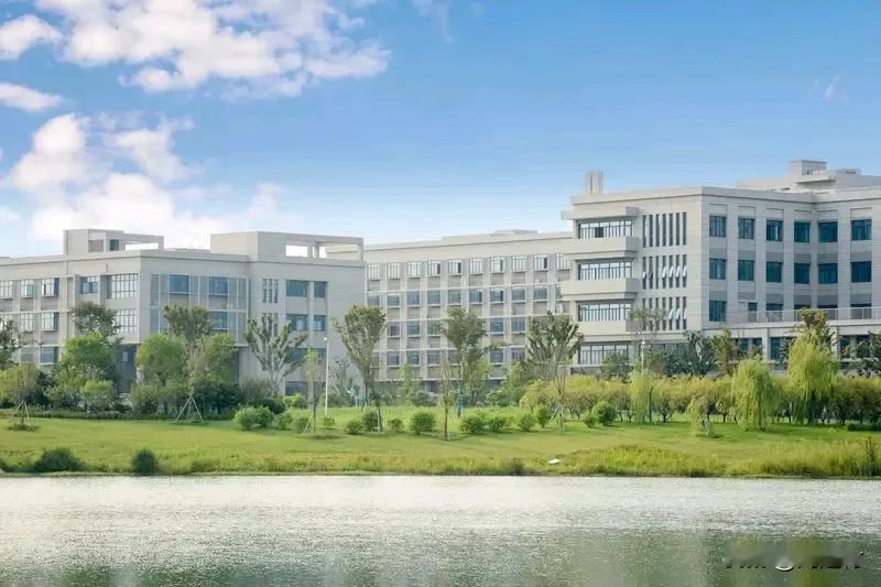 高校回应高中学历当博导：已解聘 高校回应高中学历当博导：已解聘
江苏科技大学此事