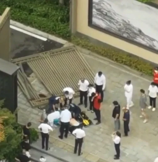 继天玺后，杭州又一个小区大门倒了