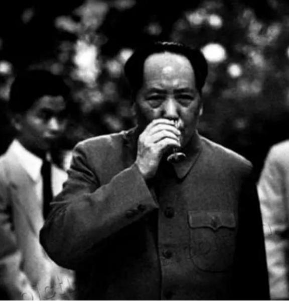 毛主席在中南海去世以后，发生了一件怪事。秘书以及工作人员表示，以前从来没有发生过