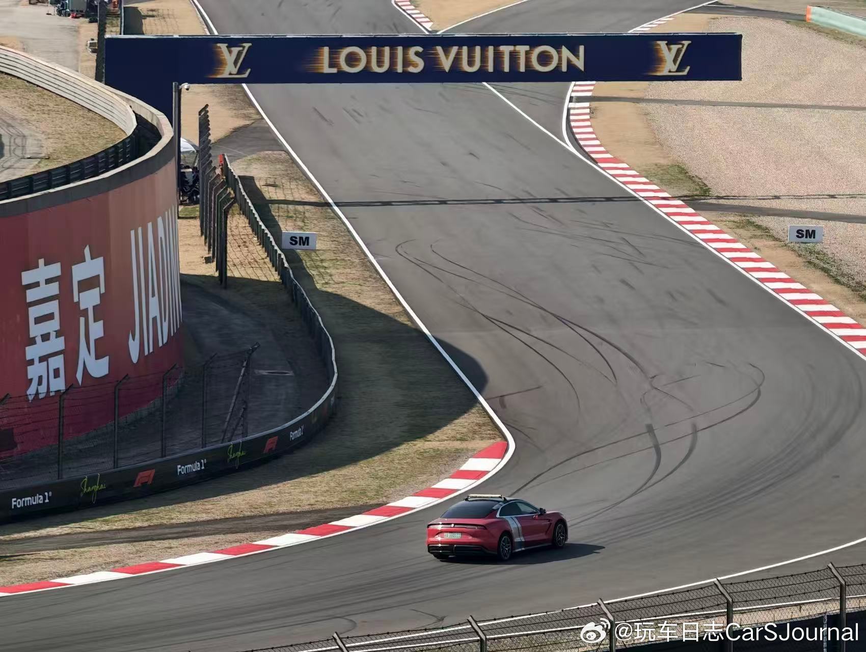 上赛 F1 现场偶遇惊喜彩蛋！带顶灯的仰望 U7 现身围场，哑光车身搭配赛道专属